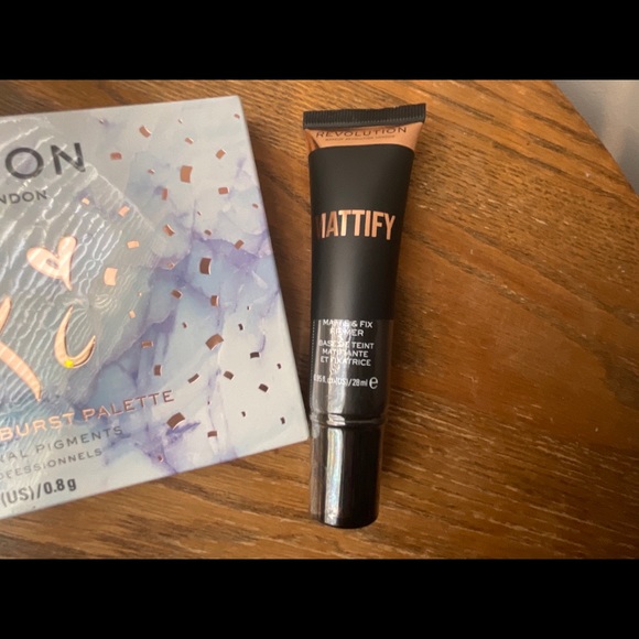 2 piece Makeup Revolution make-up bundle - Picture 4 of 8